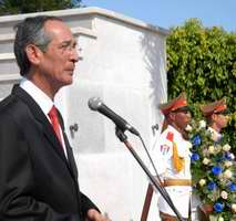 Honra Álvaro Colom a héroes guatemaltecos y cubanos 
